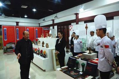 洛陽(yáng)全聚德大酒店管理人員參觀華夏喜慶文化博物館，共探傳統(tǒng)喜慶文化展覽服務(wù)